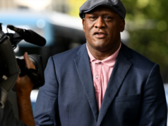 Acusações de incidente de embriaguez da lenda do futebol rejeitadas por motivos de saúde mental Wendell Sailor saindo do tribunal.