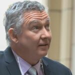 Greg Lynn deixando o Supremo Tribunal (tribunal de apelações) após solicitar fiança. 26 de fevereiro de 2026, The Age news Foto de JOE ARMAO