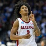 O guarda do Alabama Crimson Tide, Aden Holloway, comemora uma cesta de 3 pontos.
