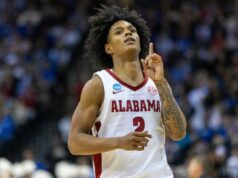Aden Holloway, do Alabama, nega ‘toda e qualquer’ acusação e exige julgamento após prisão por drogas O guarda do Alabama Crimson Tide, Aden Holloway, comemora uma cesta de 3 pontos.