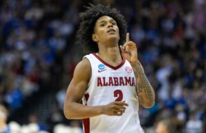 Aden Holloway, do Alabama, nega ‘toda e qualquer’ acusação e exige julgamento após prisão por drogas O guarda do Alabama Crimson Tide, Aden Holloway, comemora uma cesta de 3 pontos.