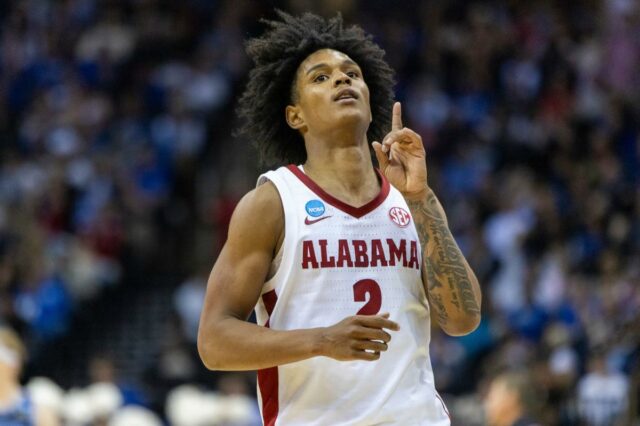 O guarda do Alabama Crimson Tide, Aden Holloway, comemora uma cesta de 3 pontos.