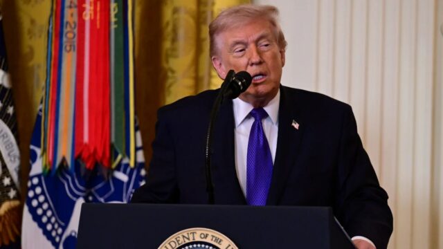 O CEO da TikTok, Shou Zi Chew, chega para a posse de Donald J. Trump na Rotunda do Capitólio dos EUA em 20 de janeiro de 2025 em Washington, DC. Donald Trump toma posse para seu segundo mandato como 47º presidente dos Estados Unidos. (Foto de Kevin Lamarque - Piscina/Getty Images)