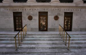 Administração Trump transferindo gestão federal de empréstimos estudantis para o Departamento do Tesouro Yahoo news home