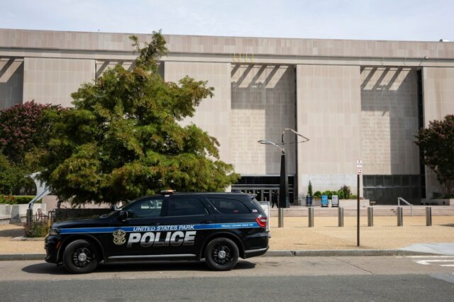 Administrador de Trump responde após policial de parque dos EUA ser baleado durante 'emboscada'
