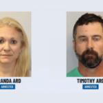 Administradores de propriedades de Tallahassee acusados ​​de gastar fundos de clientes em jogos de azar e viagens. Fotos de Miranda Ard e Timothy Ard mostradas lado a lado após suas prisões. Miranda Ard, uma mulher loira de cabelos longos, aparece à esquerda. Timothy Ard, um homem de cabelo curto escuro e barba vestindo uma camisa verde, aparece à direita. Ambas as imagens estão rotuladas como “Preso”.