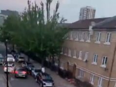 Adolescente que atropelou dois ciclistas e pisou na cabeça do motorista por pensar que ele pertencia a uma gangue rival é preso por sete anos Um adolescente que empurrou dois ciclistas para fora da estrada e depois pisou na cabeça de um motorista foi preso (foto)