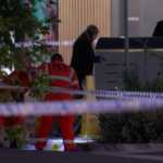 Os serviços de emergência vasculharam a cena na estação Mernda.