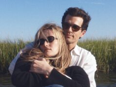 Adolescentes estão obcecados por ‘histórias de amor’ – e pelas memórias reais de suas mães dos anos 90 Sarah Pidgeon como Carolyn Bessette, Paul Anthony Kennedy como John F. Kennedy Jr.