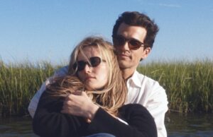 Adolescentes estão obcecados por ‘histórias de amor’ – e pelas memórias reais de suas mães dos anos 90 Sarah Pidgeon como Carolyn Bessette, Paul Anthony Kennedy como John F. Kennedy Jr.