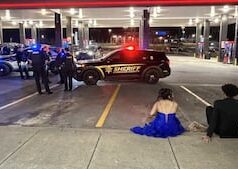 Adolescentes na balsa imploraram ao motorista da limusine para parar na terrível viagem para casa Yahoo news home