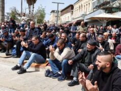 Adoradores rezam fora de Al-Aqsa em meio ao fechamento no Dia de al-Quds Adoradores rezam fora de Al-Aqsa em meio ao fechamento no Dia de al-Quds