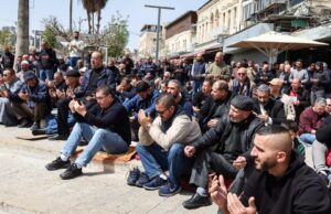 Adoradores rezam fora de Al-Aqsa em meio ao fechamento no Dia de al-Quds Adoradores rezam fora de Al-Aqsa em meio ao fechamento no Dia de al-Quds