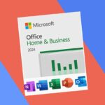 Um homem ao telefone usando um laptop em um escritório.