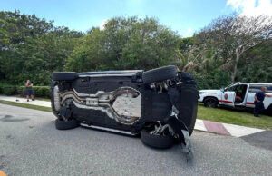 Advogado: A acusação de Tiger Woods DUI após acidente de capotamento na Flórida provavelmente não vai durar O jogador de golfe Tiger Woods fica ao lado de seu veículo capotado na Ilha de Júpiter, Flórida, na sexta-feira, 27 de março de 2026. (AP Photo/Jason Oteri)