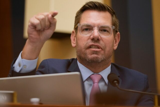Advogados de Swalwell alertam Kash Patel sobre arquivos de casos de espionagem chineses

