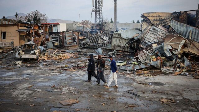 Afeganistão acusa Paquistão de matar centenas em ataque a hospital em Cabul
