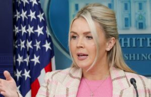 Agência de notícias retira foto de Karoline Leavitt após reclamações na Casa Branca O secretário de Defesa dos EUA, Pete Hegseth, fala durante uma entrevista coletiva no Pentágono em 2 de março de 2026. (Brendan Smialowski/AFP via Getty Images)