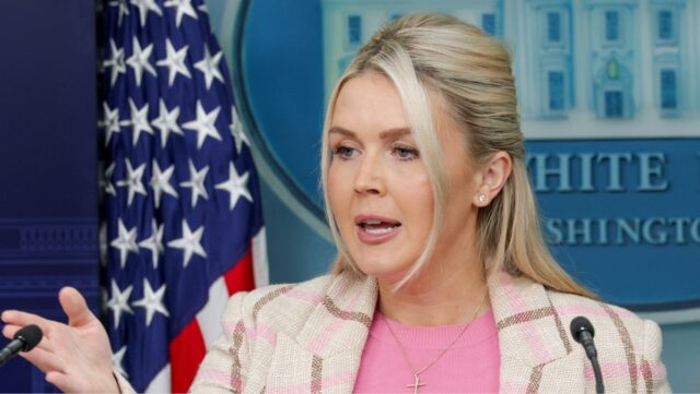 O secretário de Defesa dos EUA, Pete Hegseth, fala durante uma entrevista coletiva no Pentágono em 2 de março de 2026. (Brendan Smialowski/AFP via Getty Images)