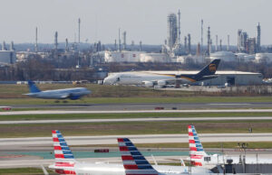 Agente do Serviço Secreto designado para Jill Biden acidentalmente dá um tiro na perna no aeroporto Yahoo news home