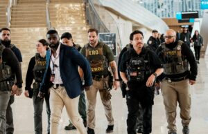 Agentes ICE destacados para aeroportos dos EUA:Quais aeroportos são afetados? Um agente federal de imigração patrulha o Aeroporto Internacional John F. Kennedy (JFK), no bairro de Queens, em Nova York,