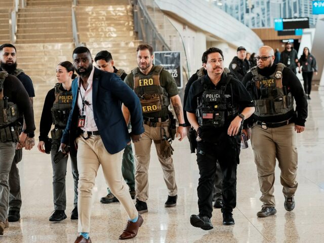 Um agente federal de imigração patrulha o Aeroporto Internacional John F. Kennedy (JFK), no bairro de Queens, em Nova York,