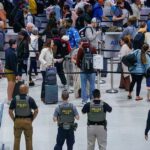 Agentes do ICE fora do Aeroporto Internacional Louis Armstrong.