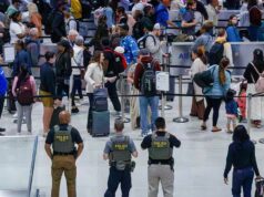 Agentes do ICE fazendo pouco para resolver enormes filas em aeroportos nos EUA Agentes do ICE fora do Aeroporto Internacional Louis Armstrong.