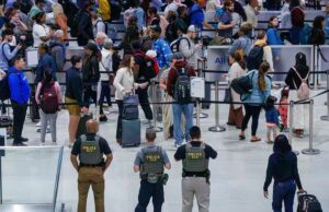 Agentes do ICE fazendo pouco para resolver enormes filas em aeroportos nos EUA Agentes do ICE fora do Aeroporto Internacional Louis Armstrong.