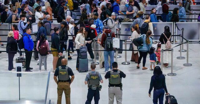 Agentes do ICE fora do Aeroporto Internacional Louis Armstrong.