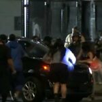 Agitador anti-ICE tenta bloquear SUV no prédio federal do DTLA