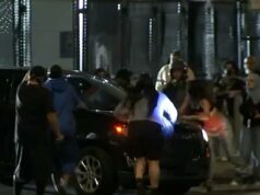 Agitador anti-ICE tenta bloquear SUV no prédio federal do DTLA Agitador anti-ICE tenta bloquear SUV no prédio federal do DTLA