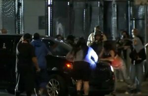 Agitador anti-ICE tenta bloquear SUV no prédio federal do DTLA Agitador anti-ICE tenta bloquear SUV no prédio federal do DTLA