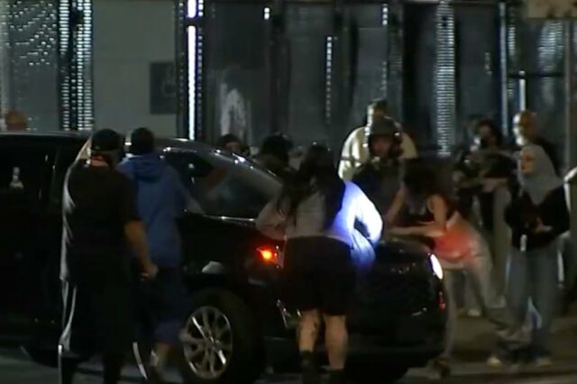 Agitador anti-ICE tenta bloquear SUV no prédio federal do DTLA
