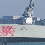 O destróier de defesa aérea tipo 45 HMS Dragon (foto hoje carregado com mísseis) não estará pronto para zarpar para o Mediterrâneo Oriental a partir de Portsmouth até a próxima semana