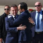 Saudação: Macron e o líder cipriota Nikos Christodoulides numa demonstração de poder diplomático
