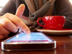 Agora é um ótimo momento para parar de rolar o apocalipse – veja como Agora é um bom momento para parar de rolar o apocalipse – veja como | Foto aproximada de um dedo rolando na tela de um smartphone enquanto toma café