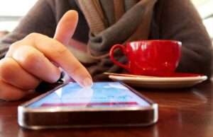 Agora é um ótimo momento para parar de rolar o apocalipse – veja como Agora é um bom momento para parar de rolar o apocalipse – veja como | Foto aproximada de um dedo rolando na tela de um smartphone enquanto toma café