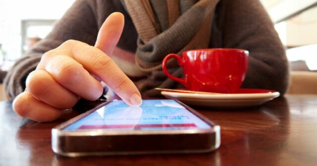 Agora é um ótimo momento para parar de rolar o Agora é um bom momento para parar de rolar o apocalipse – veja como | Foto aproximada de um dedo rolando na tela de um smartphone enquanto toma café