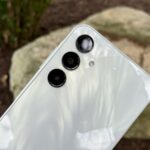 O Samsung Galaxy A16 5G contra um fundo branco.