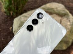 Agora você pode obter este telefone Samsung + 12 meses de serviço ilimitado por apenas US$ 181 O Samsung Galaxy A16 5G contra um fundo branco.