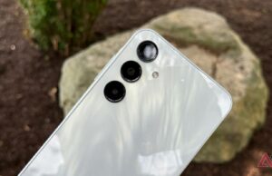 Agora você pode obter este telefone Samsung + 12 meses de serviço ilimitado por apenas US$ 181 O Samsung Galaxy A16 5G contra um fundo branco.