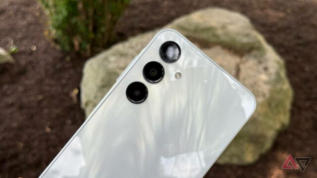 O Samsung Galaxy A16 5G contra um fundo branco.