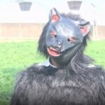 Agricultores começaram a se vestir de ursos na Índia para assustar macacos comedores de batata