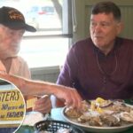 Ah, que droga! Pai de 99 anos ajuda filho de 80 anos a finalmente conseguir promoção de ostras grátis em restaurante do Alabama após 50 anos de espera