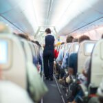 Uma aeronave Airbus A320 da Air India decola enquanto uma aeronave da IndiGo Airlines aguarda liberação no Aeroporto Internacional Sardar Vallabhbhai Patel, em Ahmedabad.