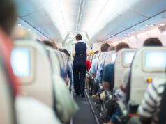 Air India lança nova política de condicionamento físico para tripulação de cabine – e aqueles que falharem correm o risco de ficar sem remuneração Uma aeronave Airbus A320 da Air India decola enquanto uma aeronave da IndiGo Airlines aguarda liberação no Aeroporto Internacional Sardar Vallabhbhai Patel, em Ahmedabad.