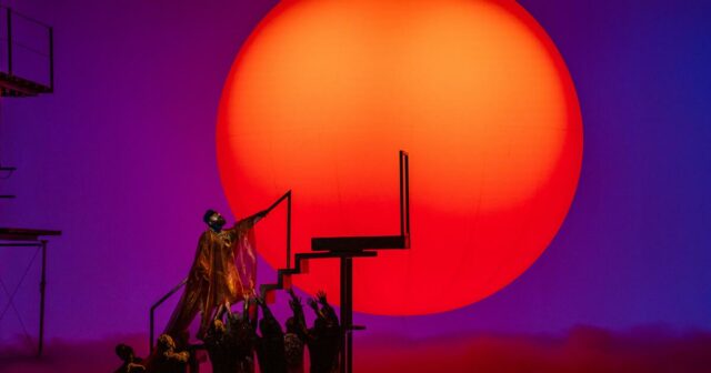 'Akhnaten' de Philip Glass está de volta à LA Opera, desta vez com um magnífico John Holiday
