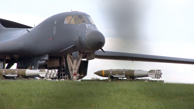 Al Jazeera vê bombas sendo carregadas em aviões dos EUA na base do Reino Unido
