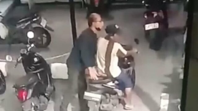 Alegando ser membro do Polda Metro, um homem no leste de Jacarta pega um moto-táxi em Pengkolan com modo de hipnose
